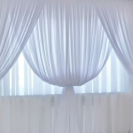 Один простий розчин — і фіранки знову білосніжні: як відбілити тюль від жовтизни та сірості до Великодня