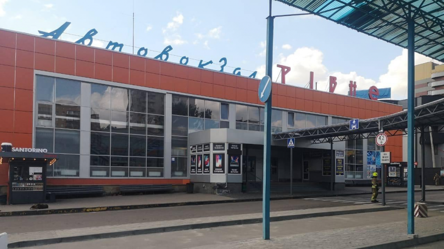 Повідомили про замінування вокзалів та універмагу: у Тернополі та Рівному проводять евакуацію людей