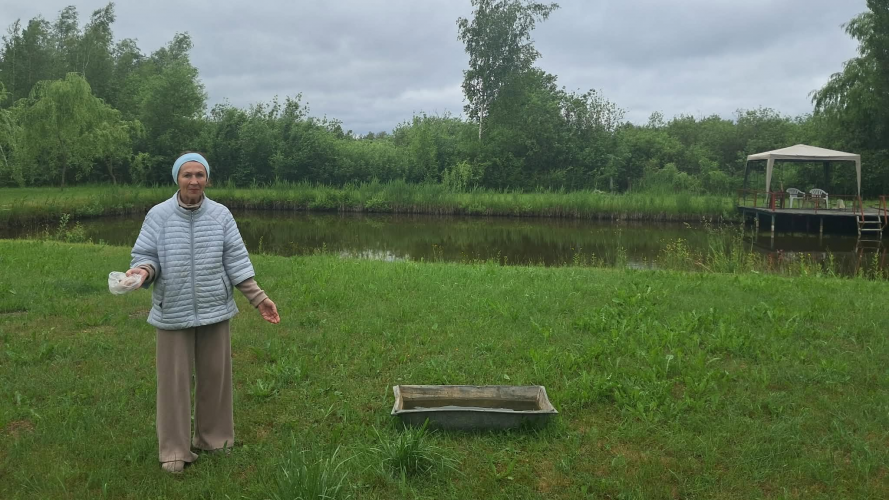 Волинянка рятує лелек і ловить їм рибу: один птах прожив у неї вісім років, другий — п'ять