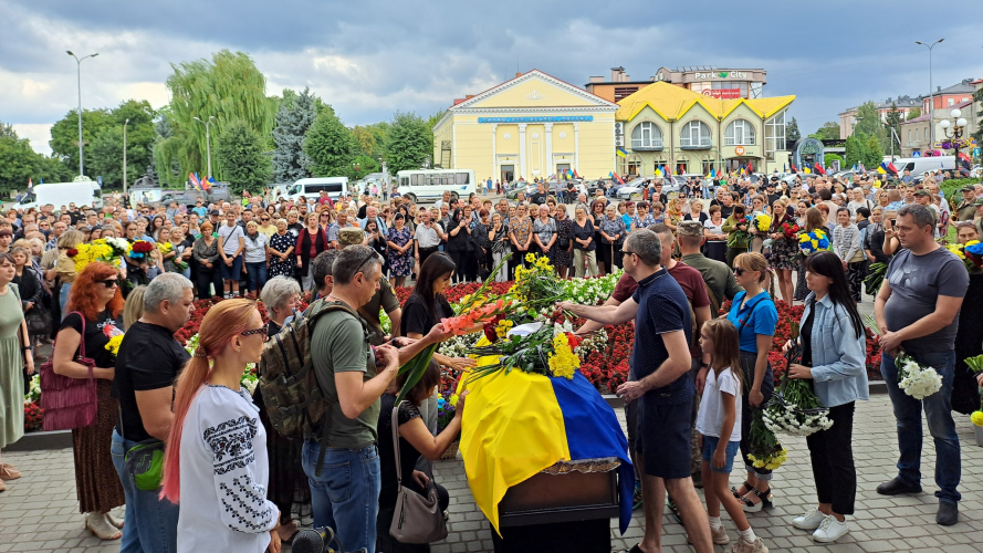 «Мамуль, не переживай, у медиків найменше шансів загинути на війні»: на Волині попрощались з Героєм Віталієм Кухарчуком