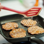 На чому краще смажити їжу: що корисніше - смалець чи соняшникова олія