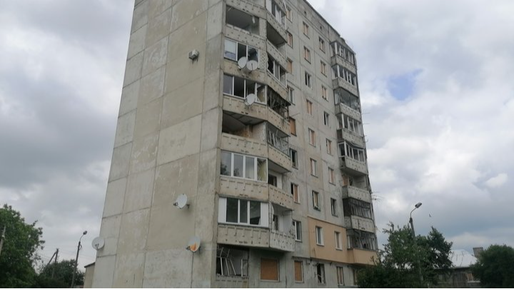 «Якась Чорнобильська зона»: як «живе» будинок на Озерецькій у Луцьку через рік після обстрілу