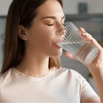 Чи справді треба пити 2 літри води щодня: відповідь фахівців здивує