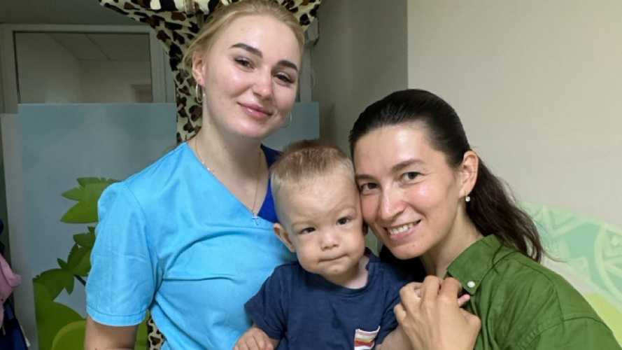 Медсестра з Луцька стала хресною передчасно народженому малюку, якого виходжувала в реанімації
