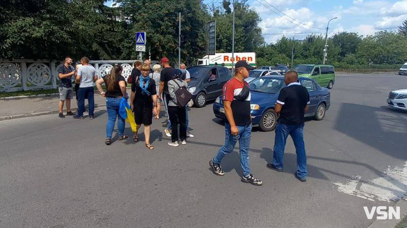 У Луцьку біля «Нової лінії» люди перекрили дорогу: що відомо