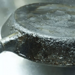 Як відчистити сковорідку від нагару з двох боків без хімії: буде сяяти як нова