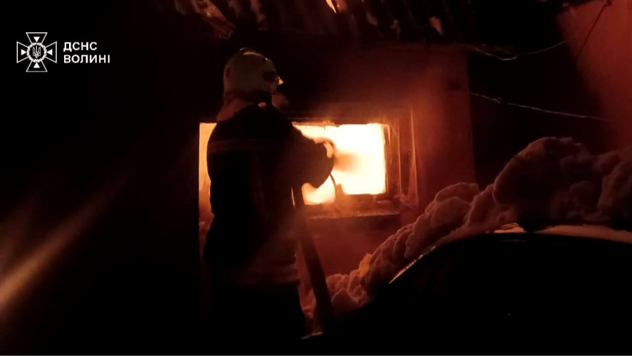 Уночі на Волині ліквідували дві пожежі у житловому та господарському будівлях