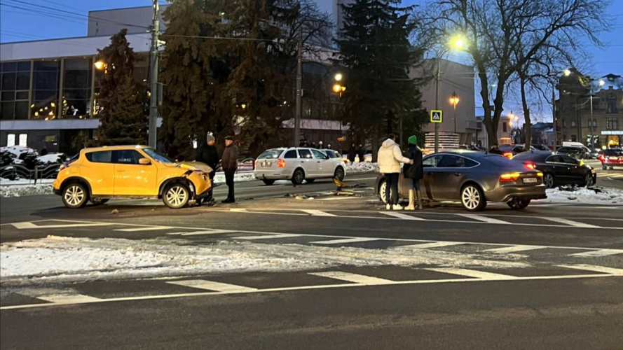 У Луцьку біля ЦУМа не розминулися три іномарки