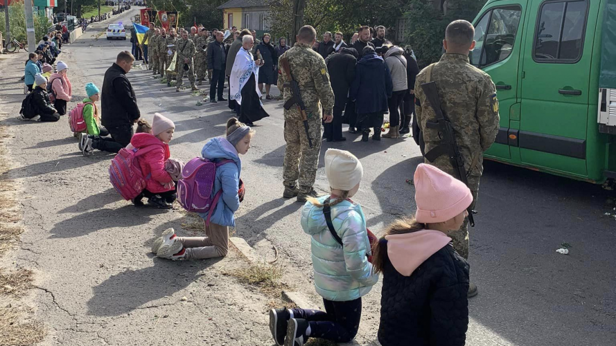 Помер на бойових позиціях: на Волині провели в останню дорогу захисника Олександра Юзвика