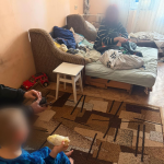 Пила, не готувала їжу та захарастила квартиру: у Луцьку в горе-матері вилучили двох дітей
