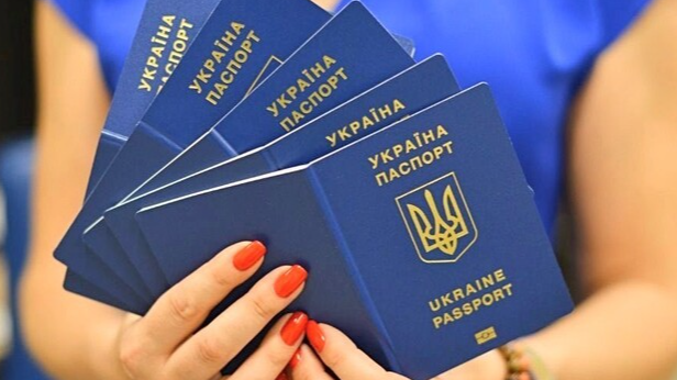 Екскерівника міграційної служби на Волині оштрафували на 68 тисяч гривень за «прискорення» виготовлення паспортів