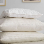 Як вивести жовті плями на подушках без прання