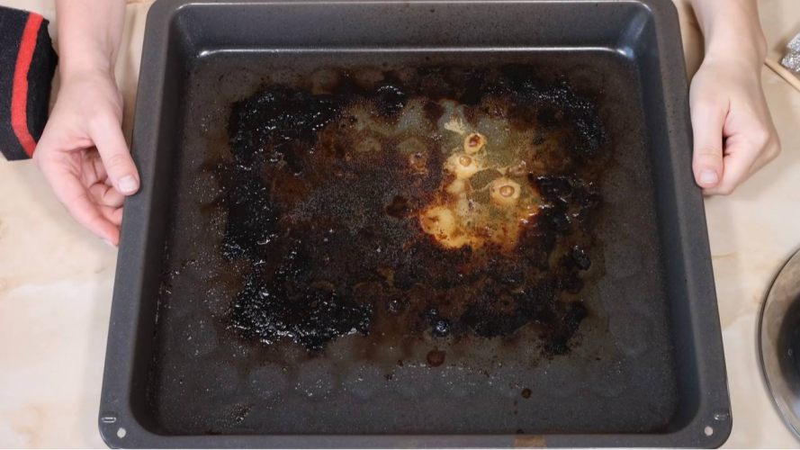 Як швидко відмити засмальцоване деко без тертя та антижирів