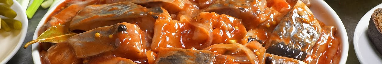 Оселедець у томатному соусі з цибулею: зникає зі столу за лічені хвилини