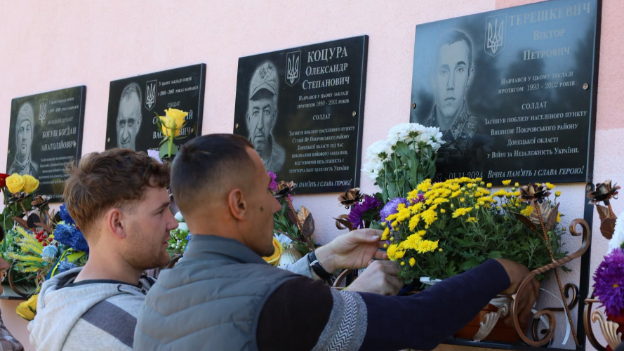 У громаді на Волині відкрили меморіальні дошки чотирьом полеглим захисникам-випусникам