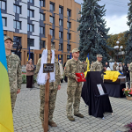 Донька більшість життя бачила тата у телефоні: на Волині попрощалися з морпіхом Павлом Коломійчуком