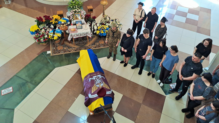 Слова «пізніше наберу» стали останніми: на Волині поховали Героя Віктора Лєньо