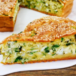 Заливний пиріг, який смакуватиме усім: простий рецепт без замішування і розкачування