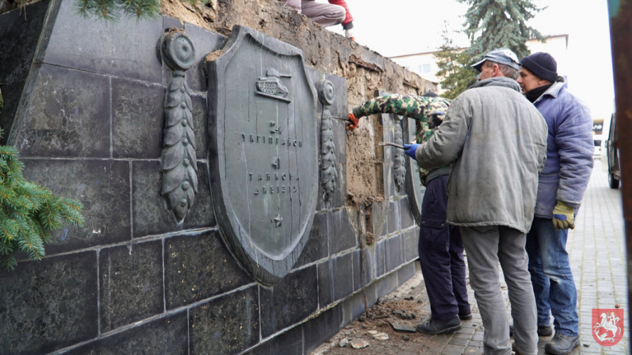 Прощання з епохою: у Володимирі демонтують радянські пам’ятники