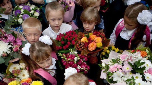 Квіти на 1 вересня вчителям: дарувати чи ні? Що кажуть у Луцьку