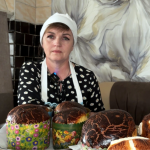 Прикордонниця з Волині пече паски за старовинним рецептом бабусі для рідних і колег