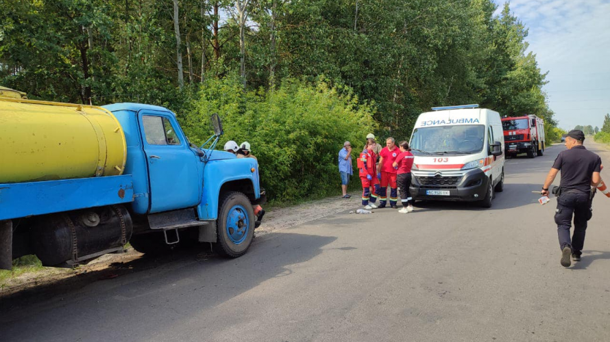 На Волині велосипедистка в'їхала у молоковоз