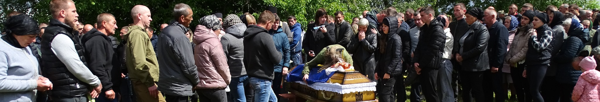 На Волині сотні людей провели в останню дорогу Героя Володимира Кміна