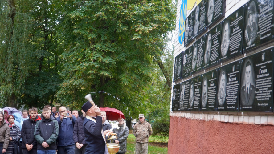 У Володимирі в гімназії №3 випускників-Героїв вшанували меморіальними дошками