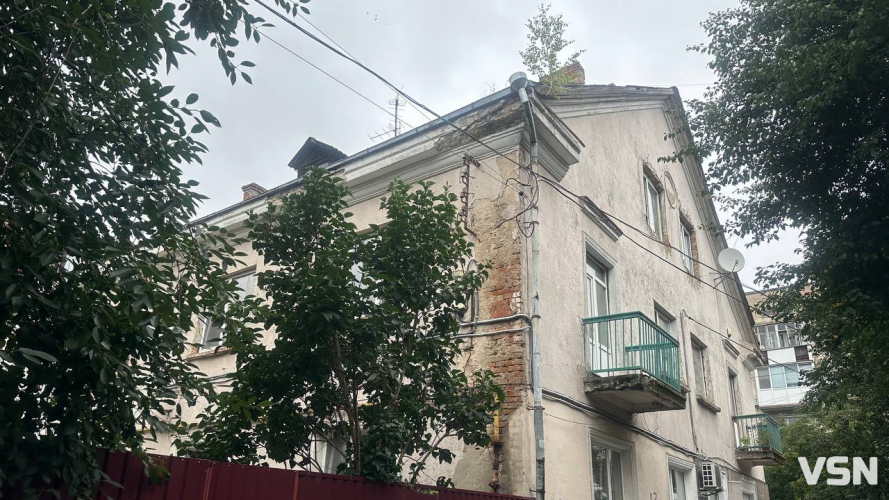 Мешканці бояться за свою безпеку: у Луцьку на даху будинку виросла береза, а на стіні звисають оголені дроти електромереж