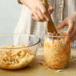 Скільки днів можна зберігати квашену капусту: коли її краще викинути