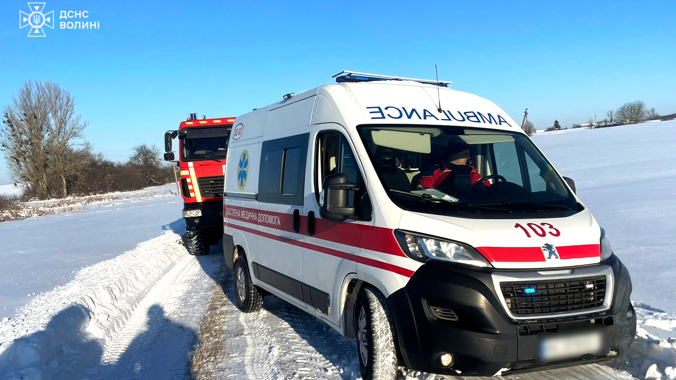 На Волині автомобіль «швидкої» застряг у сніговому заметі