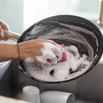 «Чарівник» лайфхак швидко розчинить нагар: як відмити сковороду з антипригарним покриттям