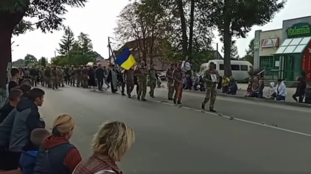 Навіки Герой: на Волині люди навколішки зустріли полеглого захисника Валерія Зубчика. Відео