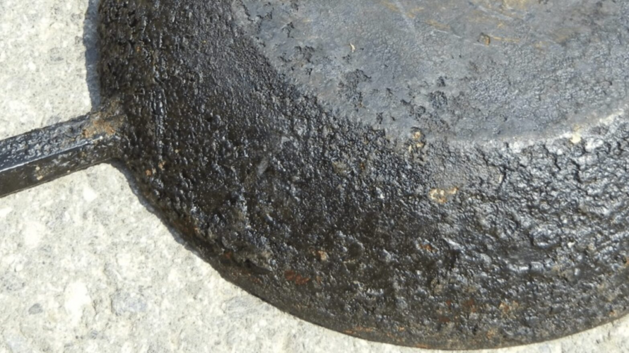 Навіть дуже старий нагар зійде за хвилини: як очистити чавунну сковороду в домашніх умовах