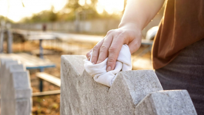 прибирання на кладовищі перед Великоднем