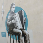 У Луцьку з’явився новий мурал із вуличним музикантом Сергієм Васевичем