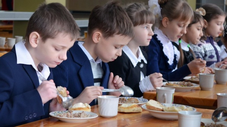 Що їдять діти у школах Луцька та скільки це коштує