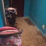 Прорвало стічну трубу: у Луцьку через замерзлий лід у стояку затопило під'їзд