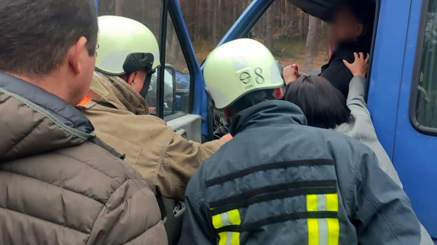 На Волині мікроавтобус зіткнувся із вантажівкою: водія затисло за кермом