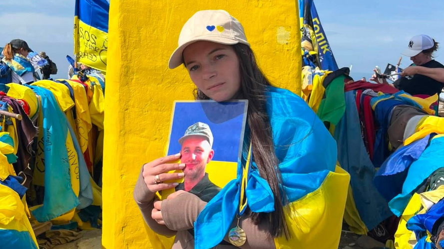 Прапор із похорону та фото коханого: волинянка здійснила сходження на Говерлу в пам’ять чоловіка-Героя