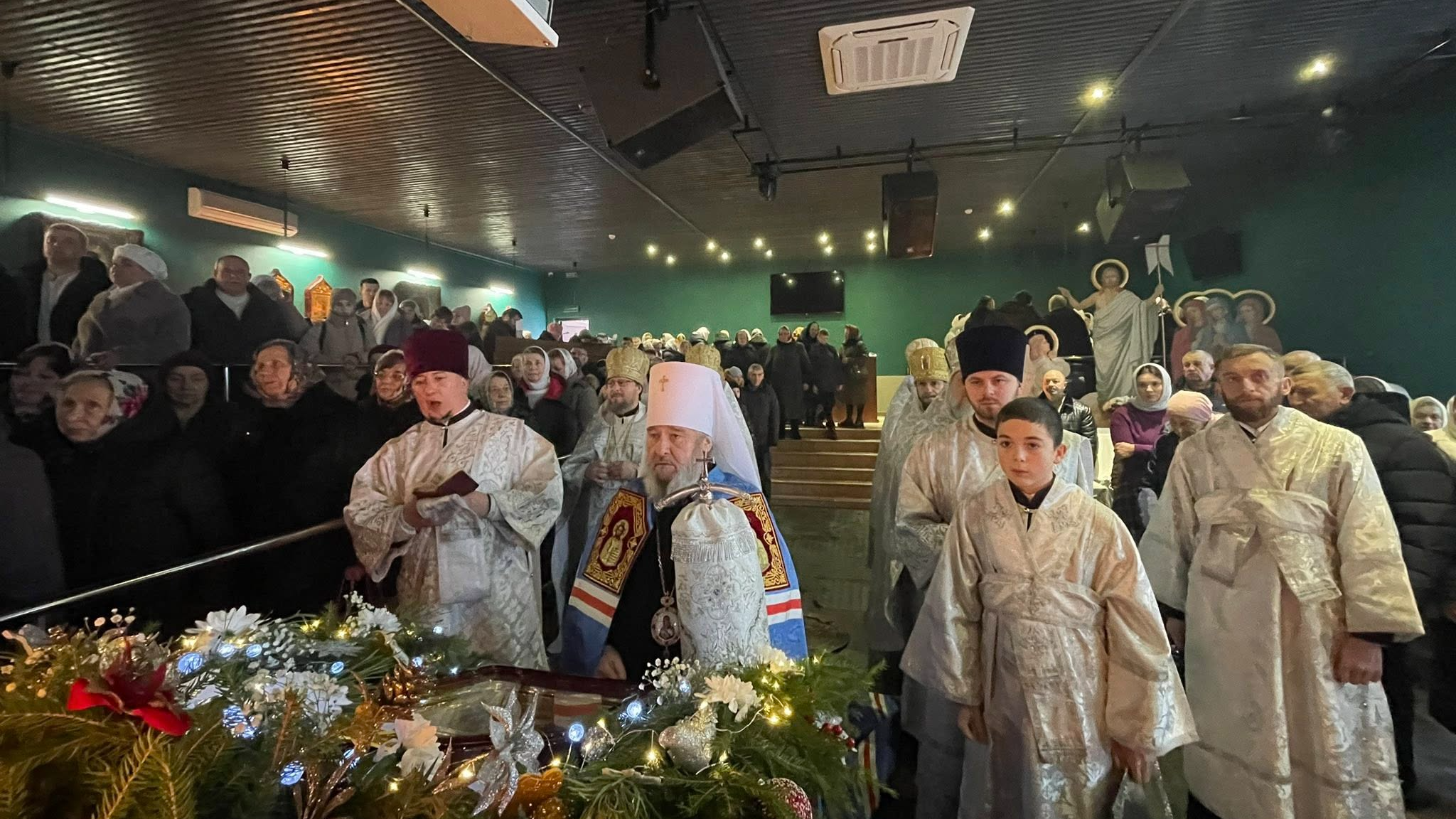 Різдво без названого ворога і богослужіння у колишньому клубі: як на Волині митрополит УПЦ МП привітав паству зі святом