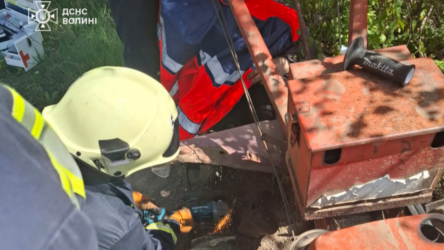 На Волині чоловіку затисло ногу в шнеку комбайна: як його рятували