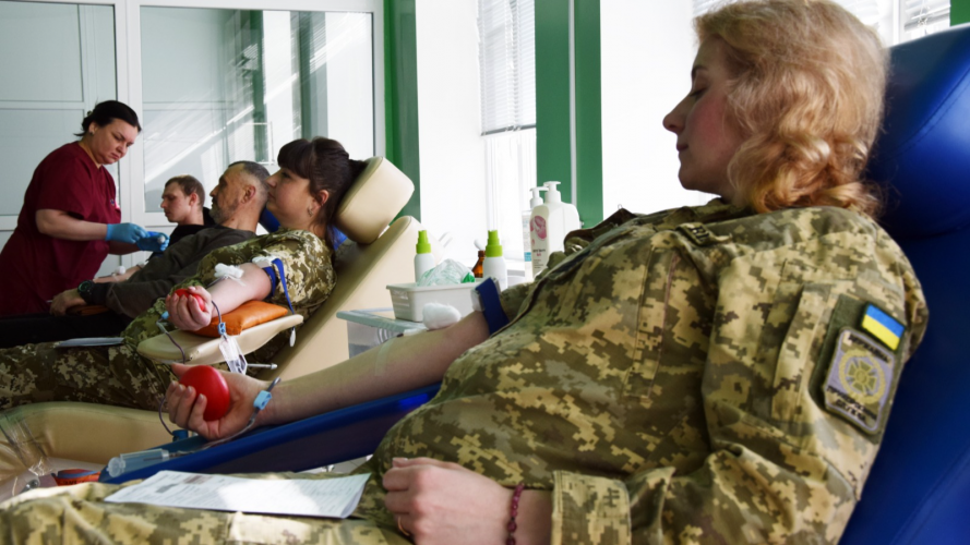 Кров для фронту і тилу: волинські прикордонники поповнили банк крові