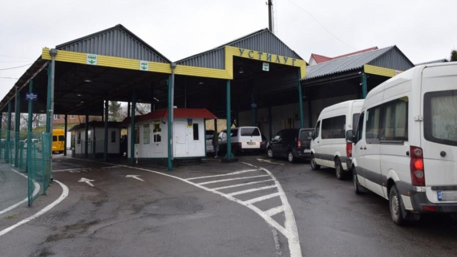 Шукала «клієнтів» у соцмережах: на Волині судили прикордонницю за масштабну схему виїзду чоловіків