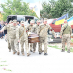 На колінах і зі сльозами: поблизу Луцька в останню путь провели 47-річного Героя Івана Мельника