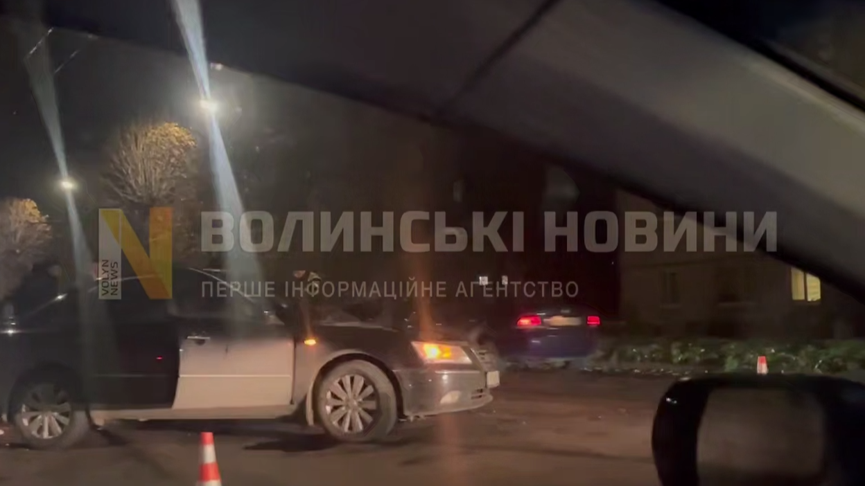 Лобове зіткнення у Луцьку: автівки зазнали значних пошкоджень