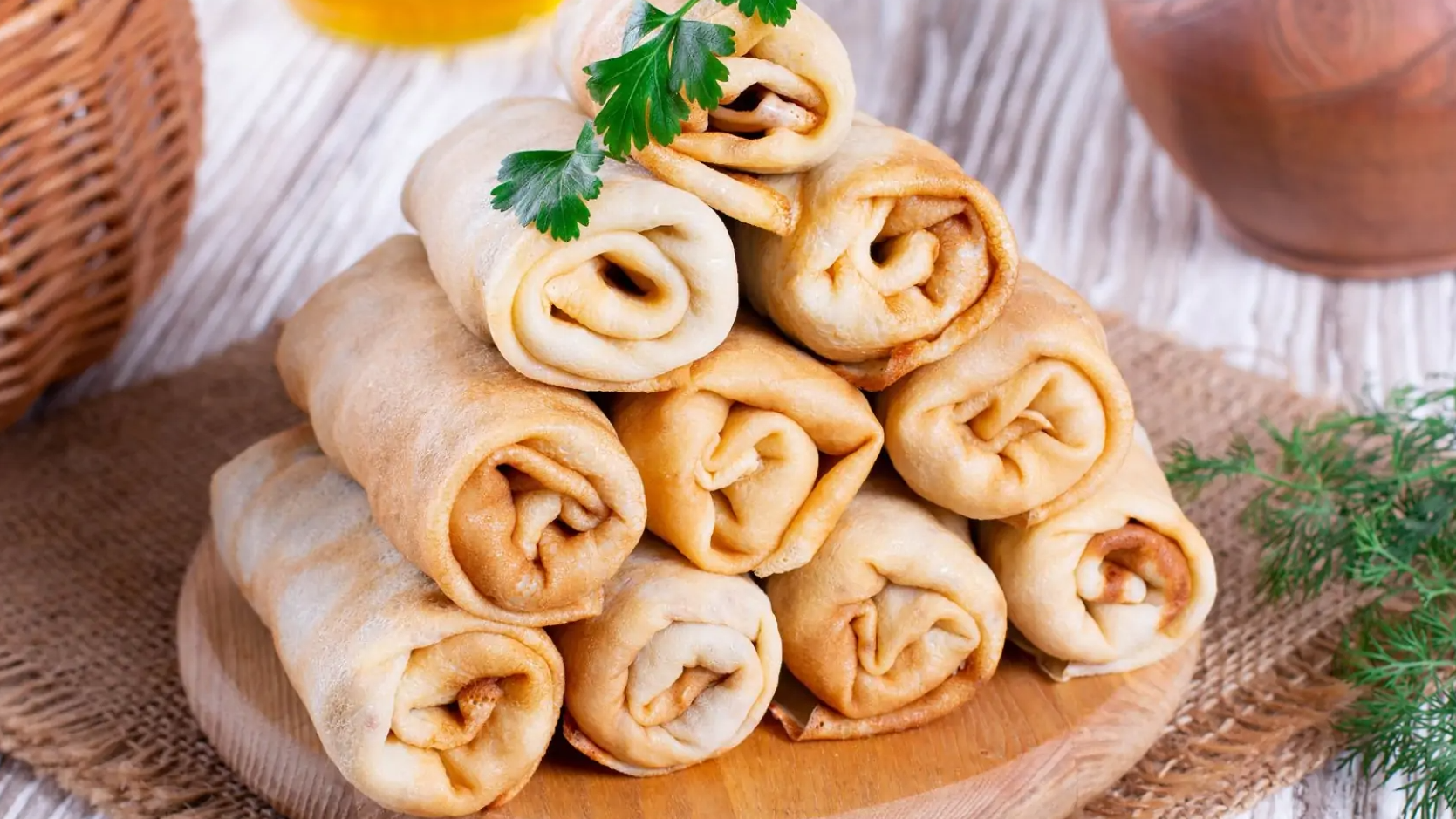 Ніжні млинці з солодкою яблучною начинкою: рецепт, який підкорив мережу