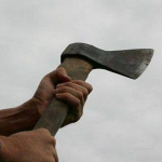 На Волині чоловік розпилив газ в обличчя брата і порубав сокирою його авто: винуватець не з’явився до суду через мобілізацію