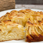 Смачний рецепт пирога з яблуками на сковороді