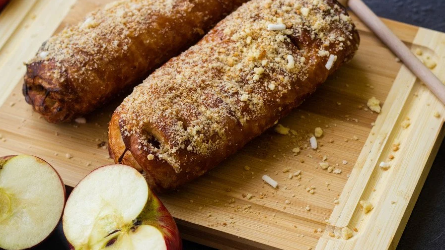 Медовий рулет з яблуками —  ароматний десерт, який завжди вдається